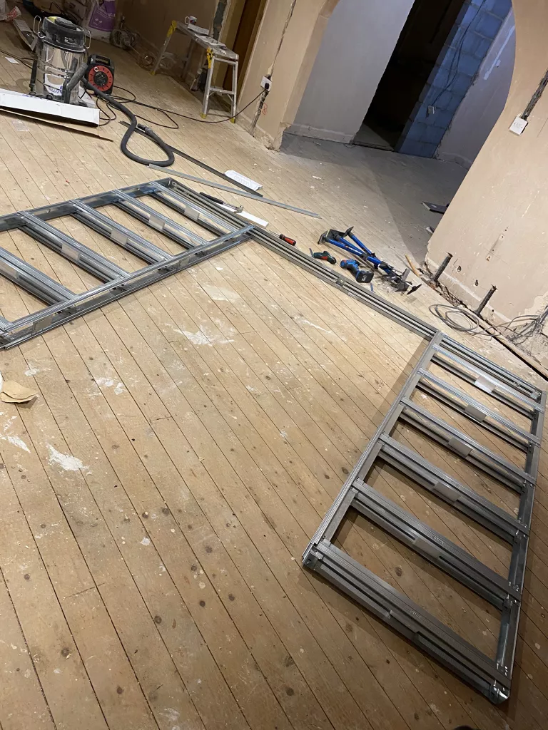 Comment installer des portes coulissantes: 7 étapes pour une cloison peu encombrante 2 Comment installer des portes coulissantes 3
