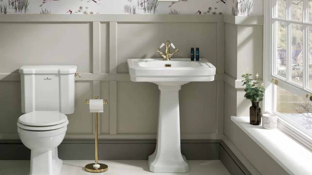 Installation d’une toilette au rez-de-chaussée – coûts et guide étape par étape