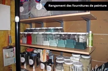 Rangement et organisation des fournitures de peinture dans une petite buanderie