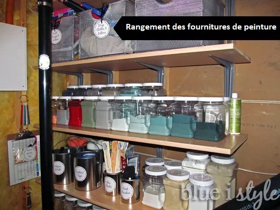 Rangement et organisation des fournitures de peinture dans une petite buanderie