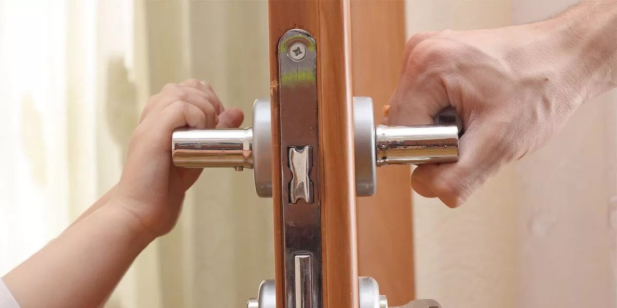 Comment réparer une poignée de porte desserrée