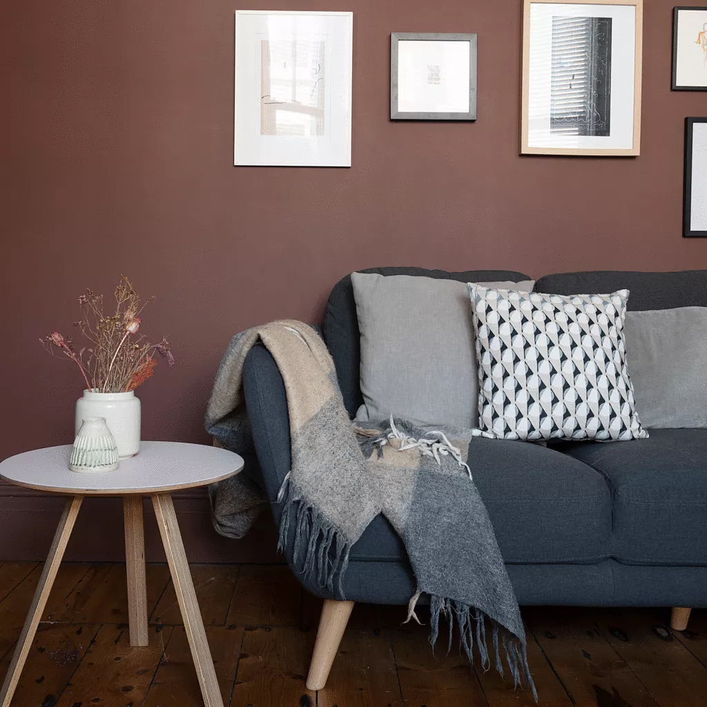 Comment habiller un canapé comme un pro? 6 Creez un mur dexposition