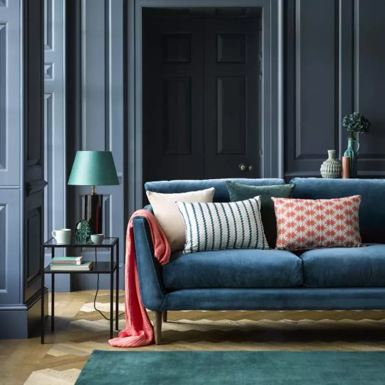 Comment habiller un canapé comme un pro? 2 Creez une disposition equilibree des coussins