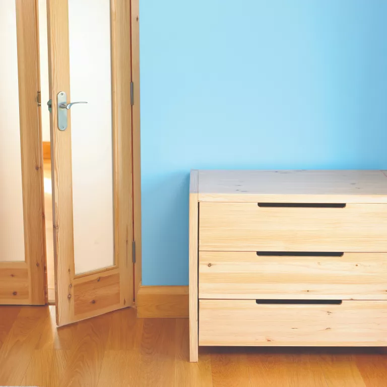 Comment réparer une porte qui grince: 7 astuces contre une porte qui grince 3 Nettoyez les charnieres