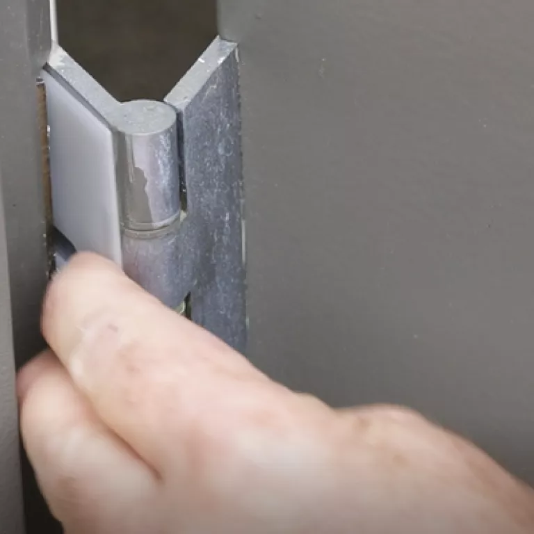 Comment réparer une serrure de porte - étape par étape 3 Retirer ou ajouter un packer de charniere