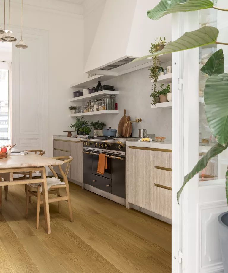 24 tendances cuisine pour 2023: Idées de couleurs, plans de travail et de carrelages 8 cuisine sol en bois