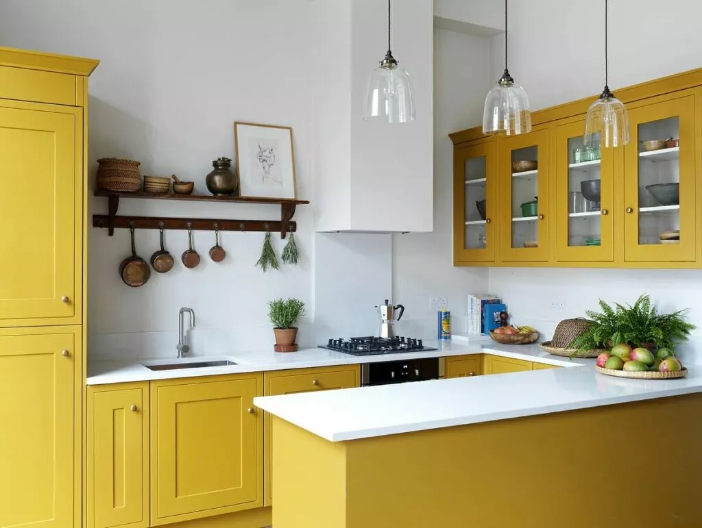 10 couleurs tendances des armoires de cuisine en 2023 12 Armoires de cuisine jaune soleil