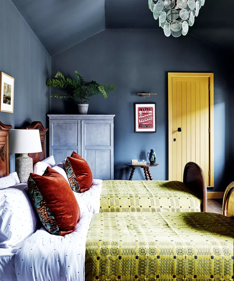 Les 5 couleurs de chambre à coucher qui seront démodées en 2023 4 Bleu cobalt chambre a coucher
