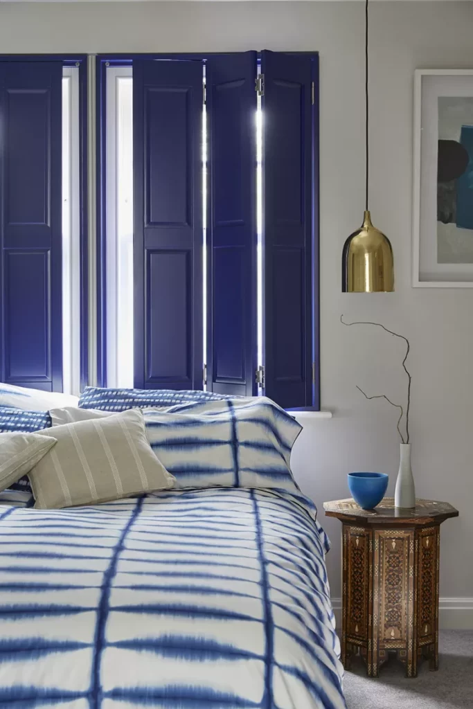 Tendances des chambres à coucher pour 2023: 16 idées déco inspirantes 2 Volets de fenetre colores