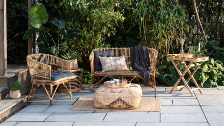 15 idées de meubles de patio pour embellir un espace pavé